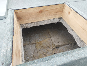 Zateplení stropu bytového domu pomocí foukané izolace